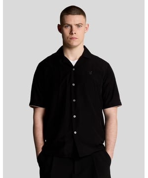 Maak kennis met het Contrast Cuff Shirt uit de Summer Reframed-collectie. Dit uitzonderlijke kledingstuk is een voorbeeld van de harmonie van verfijning en comfort in geweven overhemden met korte mouwen. Dit overhemd is gemaakt van 100% Lyocell, een stof die geprezen wordt om zijn duurzaamheid, en heeft een gedetailleerd geborduurde ton-sur-ton adelaar op de linkerborst, wat een vleugje verfijnd vakmanschap toevoegt aan je garderobe. - Samenstelling: 100% Lyocell- Pasvorm: Relaxed - Logo: Geborduurde ton-sur-ton adelaar - Locatie kledingstuk: Linkerborst - Veelzijdige styling, geschikt voor zowel casual als semi-formele gelegenheden Geef je lentecollectie herenkleding een upgrade met dit elegante en milieuvriendelijke overhemd, perfect om stijlvol het seizoen te omarmen.