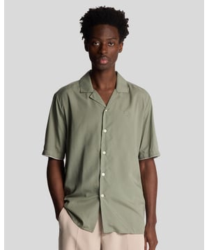 Maak kennis met het Contrast Cuff Shirt uit de Summer Reframed-collectie. Dit uitzonderlijke kledingstuk is een voorbeeld van de harmonie van verfijning en comfort in geweven overhemden met korte mouwen. Dit overhemd is gemaakt van 100% Lyocell, een stof die geprezen wordt om zijn duurzaamheid, en heeft een gedetailleerd geborduurde ton-sur-ton adelaar op de linkerborst, wat een vleugje verfijnd vakmanschap toevoegt aan je garderobe. - Samenstelling: 100% Lyocell- Pasvorm: Relaxed - Logo: Geborduurde ton-sur-ton adelaar - Locatie kledingstuk: Linkerborst - Veelzijdige styling, geschikt voor zowel casual als semi-formele gelegenheden Geef je lentecollectie herenkleding een upgrade met dit elegante en milieuvriendelijke overhemd, perfect om stijlvol het seizoen te omarmen.