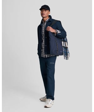 Deze broek is een stijlvol alternatief voor jeans of chino's en geeft je outfits een moderne en eigentijdse uitstraling. Hij heeft een ritssluiting aan de voorkant, een knoopsluiting, zijzakken en ons scriptlettertypelogo op de voorkant. De broek heeft een rechte pijp en is gemaakt van 100% katoen.- Verborgen ritssluiting aan de voorkant, knoopsluiting, zijzakken, opgestikte achterzakken, scriptlettertypelogo op de voorkant, rechte pijp, samenstelling: 100% katoen