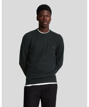 Lammwolle zeichnet sich durch ihre Weichheit und Elastizität aus, was sie perfekt für Alltagsstrickwaren macht. Unser Lammwolle-Pullover mit Rundhalsausschnitt verfügt über minimale Details, abgesehen von unserem tonal gehaltenen Adler-Logo auf der Brust sowie einem gerippten Saum und Bündchen. Du wirst ihn Morgen für Morgen erreichen. - Rundhalsausschnitt 
- Lange Ärmel 
- Gerippter Saum, Bündchen und Ausschnitt 
- Tonales Lyle & Scott Adler-Logo auf der Brust 
- Zusammensetzung: 100% Lammwolle