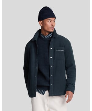 Es ist ein Hemd, es ist eineJacke, es ist alles, was Sie brauchen. Dieses Fleece-Übershirt ist von Outdoor-Bekleidung inspiriert, mit seiner gemütlichen Verarbeitung und einfachen Details. Es hat einen klassischen Kragen und Druckknopfverschlüsse vorne und ist mit einer Brusttasche ausgestattet, die unser Lyle Scott Logo in Schriftzug-Optik zeigt. 
- Klassischer Kragen 
- Vorderer Druckknopfverschluss 
- Lange Ärmel mit Knopfmanschetten 
- Brustpatch-Tasche mit Lyle Scott Schriftlogo 
- Material: 100 % Polyester