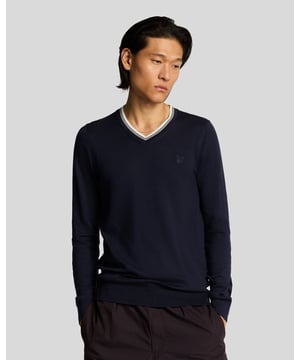 Verhoog je garderobe met de Tipped V Neck Jumper uit onze gewaardeerde Spring Reframed knitwear-collectie. Dit verfijnde item is gemaakt van 100% licht katoen en heeft een chique contrasterende kraag met punt en een kwartrits, wat zowel elegantie als moderniteit uitstraalt. Het ton-sur-ton adelaarslogo siert de linkerbovenborst en straalt ingetogen luxe uit. - Materiaal: 100% katoen - Pasvorm: Regular - Opvallende kenmerken: Contrasterende kraag met punt, kwartrits - Branding: Ton-sur-ton adelaarslogo - Veelzijdige styling: Perfect om te combineren of los te dragen Deze trui is een essentiële aanvulling op je herenmodecollectie voor het voorjaar en biedt comfort zonder in te leveren op stijl.