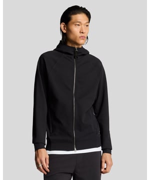 Maak kennis met de Diagonal Interlock Hooded Zip Through Jacket, een stijlvolle aanvulling op de Reframed-collectie herenmode voor de lente. Deze onberispelijk ontworpen jas combineert een eigentijds silhouet met praktische functies, wat zorgt voor een verzorgde maar toch casual look die geschikt is voor diverse gelegenheden. - Samenstelling: 65% katoen, 30% polyester, 5% elastaan ​​- Pasvorm: Regular - Functionaliteit: Volledige ritssluiting, twee voorzakken - Branding: Metalen adelaarlogo - Logolocatie: Linksonder op het lichaam/achter in de nek - Veelzijdige stylingopties voor een verfijnde, casual look Verrijk je garderobe met deze jas, een onmisbaar item dat comfort en elegantie naadloos combineert in de lentecollectie.