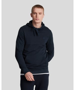 Perfect om te combineren met jeans, chinos of shorts en gemaakt van 100% zachte katoen, is de Tonal Eagle Crew Pullover Hoodie een verfijnde versie van onze essentials collectie. - Donkerblauw - 100% BCI-katoen - Kangoeroezak - Geribbelde boorden en zoom - Ingezette mouwen - 320 of 360 gsm lusstof - Tonale Lyle Scott-logo - Dikke trekkoorden