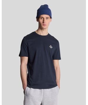Präsentieren Sie unser British Style Graphic T-Shirt, ein essentielles Teil aus unserer Legacy-Reihe. Hergestellt aus 100% hochwertiger Baumwolle, kombiniert dieses kurzärmelige T-Shirt Komfort mit einem anspruchsvollen ästhetischen Appeal, was es zu einer unverzichtbaren Ergänzung jeder zeitgemäßen Garderobe macht. Sein markantes grafisches Design bietet eine verfeinerte Wendung klassischer Stilrichtungen und sorgt für Vielseitigkeit für verschiedene Anlässe.

- Material: 100% Baumwolle
- Schnitt: Regular
- Markenidentität: Subtile Logo-Platzierung steigert die Anziehungskraft
- Funktionalität: Atmungsaktiv, ideal für wärmere Tage
- Styling-Vielseitigkeit: Lässt sich mühelos mit Jeans oder maßgeschneiderten Shorts kombinieren

Erhöhen Sie Ihre Frühlingsmodekollektion mit diesem stilvollen T-Shirt, das moderne Eleganz und makelloses Handwerk verkörpert.