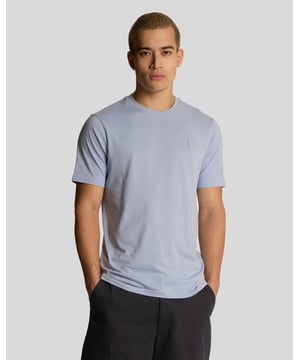 Eine frische Neuinterpretation eines Kleidungsstücks, das in keiner Garderobe fehlen sollte. Dieses T-Shirt besteht aus atmungsaktivem, ultrafeinem Baumwollmaterial mit einer weichen, glatten Oberfläche. Es ist darauf ausgelegt, ganztäglichen Komfort und mühelosen Stil für jede Gelegenheit zu bieten.  
- Atmungsaktive, ultrafeine Baumwolle mit weichem Griff - Klassischer Rundhalsausschnitt - Gesticktes Adlerlogo auf der Brust