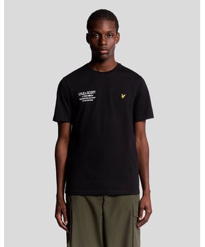 Minimalistisch vorn, markant hinten. Dieses Herren-T-Shirt mit Grafik in limitierter Auflage ist Teil der Zusammenarbeit von Stan Birch und Lyle Scott – einer Sonderausgabe, die 150 Jahre Geschichte, Stil und kulturellen Crossover feiert. Das T-Shirt aus 100 % weicher Baumwolle ist auf der Brust mit Co-Branding-Aufdrucken versehen – unserem Golden Eagle und der Signatur der Zusammenarbeit –, während die Rückseite das Statement trägt: ein großer „150TH“-Aufdruck, der Bände spricht. Eine frische Interpretation traditioneller Streetwear, die auffällt. – T-Shirt zur 150-Jahr-Feier in limitierter Auflage– Große „150TH“-Grafik auf der Rückseite– Lyle Scott x Stan Birch-Aufdruck auf der Brust– Ikonische Golden Eagle-Stickerei– Jersey aus 100 % Baumwolle– Klassischer Rundhalsausschnitt– Normale Passform Kombinieren Sie es mit Cargohosen, Jeans oder unter einer Jacke. Dieses schwarze T-Shirt mit Grafik ist bequem zu tragen und hat einen kühnen kulturellen Touch.