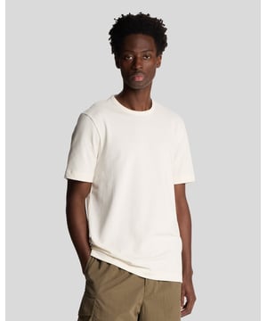 Ontdek de belichaming van verfijning met ons Suède Bekleed Pique T-Shirt, een onderscheidend stuk in onze premium collectie korte mouw t-shirts. Gemaakt van 100% luxe katoen, is dit voorbeeld van fijne herenkleding voorzien van een unieke faux suède arend tab, die een vleugje elegantie toevoegt aan een essentiële stijl.

- Samenstelling: 100% Katoen
- Pasvorm: Regular
- Logo Branding: Faux Suède Arend Tab
- Branding Locatie: Linker Zijtab
- Veelzijdig voor zowel casual als verfijnde gelegenheden

Verhoog je voorjaars herenmodecollectie met dit exquisite t-shirt, dat comfort en stijl naadloos samenbrengt voor de moderne gentleman.