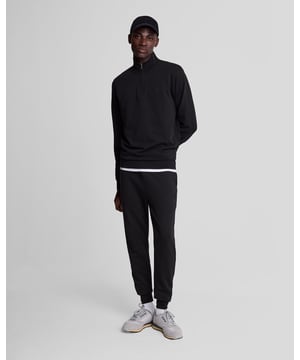 Met ons Tonal Eagle-logo hebben we de klassieke Lyle Scott slim-joggingbroek iets strakker gemaakt voor een sportievere, skinny pasvorm.- Jet Black- 97% BCI-katoen, 3% elastaan- 2 zijzakken- 1 achterzak- Elastische tailleband- Trekkoord- 320 gsm loopback-stof- Tonal Lyle Scott Eagle-logo