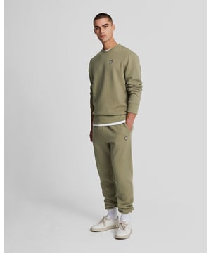 De Lyle Scott utility-joggingbroek is gemaakt van een polyester-katoenmix. Hij zit comfortabel dankzij de omgeslagen enkels en de losse pasvorm rond de taille.