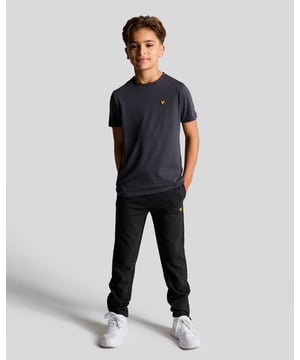 Met gebruik van lichtgewicht en zacht aanvoelende viscose, biedt onze Fly Fleece Sweatpant extra rek en veelzijdigheid, of je nu actief bent of niet. - 75% Viscose, 22% Polyamide, 3% elastaan - Elastische tailleband met ton-sur-ton trekkoord - Inzetzakken aan de zijkanten -