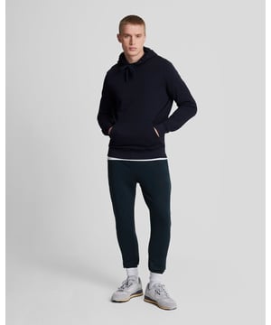 Met ons Tonal Eagle-logo hebben we de klassieke Lyle Scott slim-joggingbroek iets strakker gemaakt voor een sportievere, skinny pasvorm.- Donkerblauw- 97% BCI-katoen, 3% elastaan- 2 zijzakken- 1 achterzak- Elastische tailleband- Trekkoord- 320 gsm loopback-stof- Tonal Lyle Scott Eagle-logo