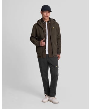 Cargo pants hebben de afgelopen seizoenen een kleine renaissance doorgemaakt en bieden een frisse alternatieve keuze naast denim of chinos. Dit paar is gemaakt van katoen met een beetje elastaan voor extra comfort en heeft twee zijvakken op het been. De rechte, nette snit zorgt ervoor dat ze er verzorgd uitzien. - Voorzijde met knoop en rits - Zijvakken - Twee cargozakjes - Samenstelling: 98% katoen, 2% elastaan