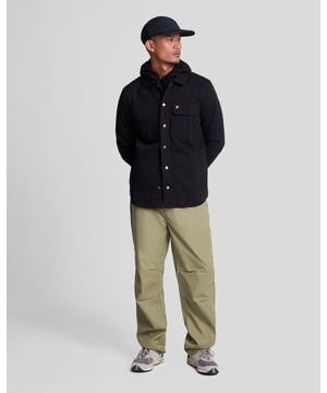 De cargobroeken van dit seizoen zijn meer getailleerd, flatterend en functioneel dan ooit. Als het gaat om veelzijdige herenkleding, zijn deze broeken ongeëvenaard in het voldoen aan de eisen van dagelijkse stijl en functionaliteit. Met een ritssluiting aan de voorkant en knoopsluiting zijn ze voorzien van geplooide kniestukken die een praktische uitstraling geven zonder al te veel volume toe te voegen. Ze zijn gemaakt van 100% katoen en hebben een recht model.- Knoop- en ritssluiting aan de voorkant- Zijzakken- Geplooide kniestukken- Samenstelling: 100% katoen