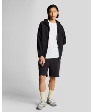 Wir präsentieren die Diagonal Interlock Shorts aus der Reframed Spring-Kollektion, ein unverzichtbares Kleidungsstück für anspruchsvolle Herren. Hergestellt aus einer raffinierten Mischung aus 65 % Baumwolle, 30 % Polyester und 5 % Elastan, verkörpern diese Shorts Komfort und Stil. Die schmale Passform strahlt Eleganz aus, während das charakteristische Metal Eagle-Logo elegant die linke Tasche und den hinteren Hosenbund ziert und den luxuriösen Reiz des Kleidungsstücks unterstreicht. - Hergestellt aus einer hochwertigen Baumwoll-Polyester-Mischung - Schmale Passform für eine maßgeschneiderte Silhouette - Markantes Metal Eagle-Logo - Vielseitige Styling-Optionen für legere und halbformelle Anlässe - Praktische Taschen Erweitern Sie Ihre Garderobe mit diesen eleganten Shorts – perfekt für den modernen Mann in diesem Frühjahr.