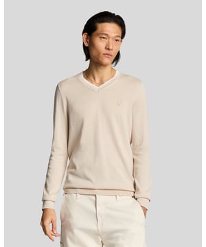 V-halstrui met punt in Cove. Deze herentrui is ontworpen voor comfort en veelzijdigheid en heeft een verfijnd silhouet en doordachte details. Gemaakt van een mix van materialen voor dagelijks gebruik en gemakkelijke laagjes.