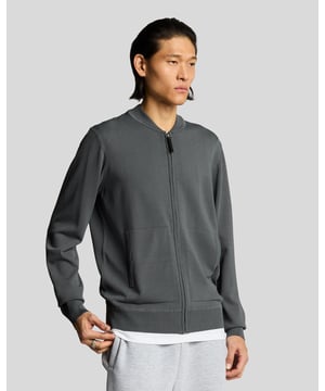 Präsentieren Sie den Cargo Bomber Kragen Cardigan, ein herausragendes Stück aus unserer Spring Reframed Kollektion. Dieses entspannte Strickstück besteht aus einer luxuriösen Mischung von 65% Viskose und 35% Nylon, entworfen für Komfort und Eleganz. Mit einem durchgehenden Reißverschluss und zwei vorderen Taschen verbindet dieser Cardigan nahtlos Funktionalität mit modernem Stil.

- Material: 65% Viskose, 35% Nylon 
- Passform: Entspannt 
- Logo Branding: Metall-Eagle 
- Brandingsort: Untere linke Tasche / Hinterer Nacken 
- Funktionalität: Durchgehender Reißverschluss, zwei vordere Taschen 
- Vielseitigkeit: Ideal zum Schichten in der Saison

Heben Sie Ihre Herrenmode-Kollektion für den Frühling mit diesem exquisiten Cardigan, der Eleganz und Vielseitigkeit verkörpert, auf ein neues Level.