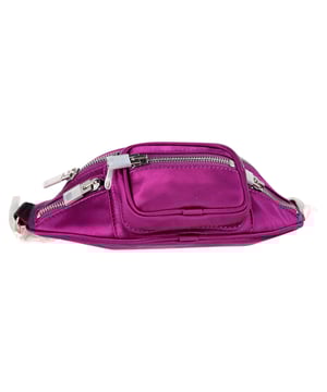 Empfohlener Verkaufspreis
Verleihen Sie Ihrem Look einen Hauch von kantigem Glamour mit der Alexander Wang Mini Attica Gürteltasche aus glänzendem lila Satin mit silberfarbenen Metalldetails und einem breiten Kettenriemen. Kompakt und dennoch markant verleiht sie dem freihändigen Styling einen rebellischen Touch. **Styling-Tipp:** Tragen Sie sie quer über der Brust zu einer Lederjacke und High-Waist-Jeans für einen coolen Streetstyle-Look.

Alexander Wang Mini Attica Gürteltasche aus lila Satin

Zustand: Ausgezeichnet
Gebrauchsspuren: Kein Etikett, Keine sichtbaren Gebrauchsspuren. 
Verpackung: Keine
Farbe: Lila
Material: Satin
Größe: Einheitsgröße | Einheitsgröße
Maße: Breite: 100; Höhe: 100; Länge: 270; Henkelabfall: 0; Riemenlänge: 0
Artikelnummer: NAPPUGBBA546009W