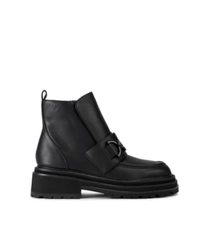 This Kurt Geiger Bromley Snaffle Boot is crafted from a black leather with black metal Kurt Geiger branded snaffle chain detail.