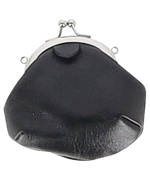 Empfohlener Verkaufspreis
Minimalistisch und avantgardistisch zugleich: Die Y's by Yohji Yamamoto Abend-Clutch aus schwarzem Leder verkörpert schlichte Eleganz und architektonisches Design. Ihre schlanke, strukturierte Form und die raffinierten Details machen sie zu einem vielseitigen Accessoire für formelle und künstlerische Anlässe. **Styling-Tipp:** Kombinieren Sie sie mit einem drapierten schwarzen Kleid oder einem maßgeschneiderten Ensemble, um die klaren Linien zu unterstreichen und die Handwerkskunst für sich sprechen zu lassen.

Y's by Yohji Yamamoto Abend-Clutch aus schwarzem Leder

Zustand: Ausgezeichnet
Gebrauchsspuren: Kein Etikett, Keine sichtbaren Gebrauchsspuren, 
Verpackung: Keine
Farbe: Schwarz
Material: Leder | Leder
Größe: Einheitsgröße | Einheitsgröße
Maße: Breite: 30; Höhe: 70; Länge: 80
Artikelnummer: NAPPUGBBA546013W