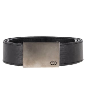 Empfohlener Verkaufspreis
Der Dior Homme Schnallengürtel aus schwarzem Leder ist der Inbegriff eleganter Eleganz. Gefertigt aus hochwertigem schwarzem Leder, besticht dieser Gürtel durch eine markante silberne, quadratische Schnalle mit dem ikonischen CD-Logo. Sein minimalistisches Design macht ihn zu einem mühelos stilvollen Accessoire, das sowohl lässige als auch formelle Outfits aufwertet. Ob zu maßgeschneiderten Hosen oder Jeans – dieser Gürtel bietet die perfekte Mischung aus edlem Luxus und Alltagstauglichkeit. Das hochwertige Leder sorgt für Langlebigkeit, während die dezente, aber markante Schnalle jedem Look die charakteristische Eleganz von Dior verleiht.

Dior Homme Schnallengürtel aus schwarzem Leder
Zustand: Gut
Gebrauchsspuren: Gebraucht, aber gut erhalten, leichte Kratzer, Abnutzungsspuren, abgenutzte Ecken und Abnutzungsspuren im Inneren.
Verpackung: Keine
Farbe: Schwarz
Material: Leder | Leder
Größe: Einheitsgröße | Einheitsgröße
Maße: Breite: 40; Länge: 880
Artikelnummer: NAPPUGBAC461428W