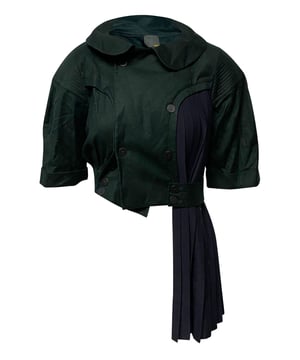 VINTAGE, RRP AS NEW
Double-breasted cropped jacket from Fendi. A brand known for polished sophistication, this jacket is no exception. Gorgeous dark green color. Fully lined. Perfect for dressed-up workdays or pair it with a dress or distressed jeans on the weekend.

Fendi Double Breasted Cropped Parka with Pleated Detail in Green Virgin Wool
Color: green
Material: Wool/Hair | Lana vergine
Condition: excellent
Size: IT40/M
Sign of wear: No
SKU: 86349   
Dimensions:  Length: 710 mm