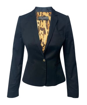 VINTAGE, RRP AS NEW
Step up the style quotient for formal office wear with this Dolce and Gabbana blazer. The bold leopard print lining is in contrast to the navy blue on the outside. The front can be buttoned up with silver-toned DG embossed buttons emphasizing the fitted cut. Similar buttons at the cuffs ensure the designer is noticed.

Dolce And Gabbana Leopard Print Lined Blazer in Navy Blue Cotton
Color: navy blue
Material: Cotton
Condition: excellent
Size: IT40/FR36/UK8/US4
Sign of wear: No
SKU: 91415   
Dimensions:  Length: 630 mm