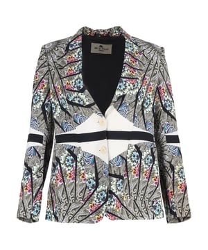 VINTAGE, UVP WIE NEU  
Die Etro Lancia Floral Jacke ist eine mutige Feier von Farbe und Handwerkskunst. Aus fließender, mehrfarbiger Viskose gefertigt und mit markanten Spitzenlapellen versehen, vereint dieses Stück feine Schneiderkunst mit dem charakteristischen künstlerischen Geist von Etro. Der filigrane Blumenprint und die aufgesetzten Fronttaschen verleihen einen mühelos schicken, weltgewandten Charme, während der einzelne Rückenschlitz und das glatte Futter für eine elegante Struktur und Komfort sorgen.  

Etro Lancia Floral Jacke mit Spitzenlapel aus mehrfarbiger Viskose  
Zustand: Ausgezeichnet  
Abnutzung: Kein Einzelhandelsetikett, aber Markenetikett vorhanden. Keine sichtbaren Abnutzungsspuren.  
Verpackung: Keine  
Farbe: Mehrfarbig | mehrfarbig  
Material: Viskose  
Größe: EU | 46  
Maße: Länge: 660; Brust: 470  
SKU: NAPPUGBCL534239W