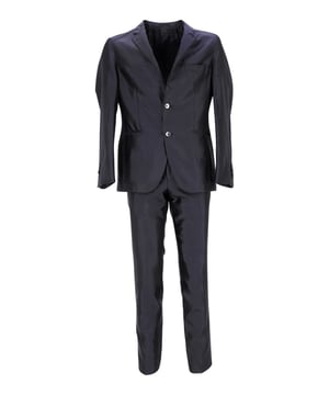 VINTAGE, RRP AS NEW
With a single-breasted blazer and straight leg pant, this suit is perfect for the office or dinner with family. The suit is made from polyester, which makes it comfortable to wear. It is designed with a navy blue color that will allow you to accessorize with any shirts and tie you want.

Boss Hugo Boss Tailored Suit in Navy Blue Polyester
Condition: excellent
Material: Polyester
Size: FR50
Sign of wear: No
SKU: 275039