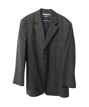 VINTAGE, RRP AS NEW
The La Veste D'Homme blazer encapsulates Jacquemus's modern take on power dressing. Made from black hemp and wool-blend, it features classic lapels, a concealed button placket, and generous patch pockets. Wear yours with matching tonal trousers to complement the look.

Jacquemus Black Jacket
Condition: very good
Color: black
Material: Hemp
Size: FR42
Sign of wear: yes
SKU: 103743