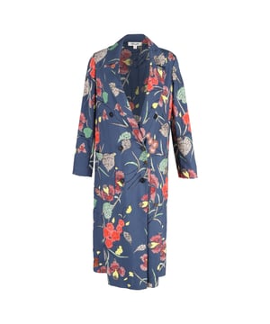 VINTAGE, RRP AS NEW
 Step out in chic floral elegance with the Diane Von Furstenberg Floral Print Double-Breasted Coat in stunning blue polyester. This eye-catching coat features a vibrant floral print that adds a touch of sophistication and whimsy to your outerwear collection. The double-breasted design enhances the coat’s tailored silhouette, offering a flattering fit and a polished look. Crafted from high-quality polyester, it provides both durability and comfort. Perfect for brightening up any outfit, this coat embodies Diane Von Furstenberg’s signature blend of classic elegance and modern flair.

Diane Von Furstenberg Floral Print Double-Breasted Coat in Blue Polyester

Condition: Excellent
Signs of wear: No retail tag but Brand tag on., No visible sign of wear., 
Packaging: None
Color: Blue print
Material: Polyester
Size: M/US8/IT44/UK12Fr40/EU40
Measurements: Length: 1250; Chest: 500
SKU: NAPPUGBCL376183W