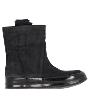 Empfohlener Verkaufspreis
Die Rick Owens Ankle Boots aus hochwertigem schwarzem Wildleder vereinen Luxus und Funktionalität. Die Gummisohle verleiht dem Schuh einen modernen Touch von Funktionalität und Strapazierfähigkeit, während die schlanke Silhouette und das minimalistische Design Rick Owens' meisterhaften urbanen Chic widerspiegeln. Ob zu Jeans oder einem maßgeschneiderten Outfit – diese Stiefel setzen ein markantes und vielseitiges Statement.

Rick Owen Ankle Boots aus schwarzem Wildleder
Zustand: Ausgezeichnet
Gebrauchsspuren: Inklusive Karton. Keine sichtbaren Gebrauchsspuren. Keine Flecken an der Innensohle. Unbenutzt oder einmal getragen, aber so gut wie neu. Sehr leichte Flecken an der Sohle.
Verpackung: Karton, Staubbeutel
Farbe: Schwarz
Material: Wildleder | Ziegenwildleder
Größe: EU | 42 / US9
Maße: Absatzhöhe: 40; Innensohlenlänge: 320
Artikelnummer: MRPPUGBSH444010W