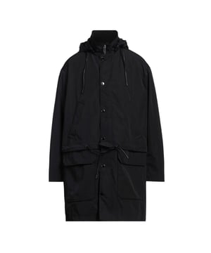 Verhoog je garderobe met de Emporio Armani Dark Navy Blue Jacket, een veelzijdig stuk dat is ontworpen voor zowel stijl als functionaliteit. Deze knielange jas heeft een slim twee-in-één ontwerp met een afneembare capuchon en een afneembaar onderstuk, zodat je je look en comfort kunt aanpassen aan veranderende weersomstandigheden. De jas is gemaakt van 100% polyamide en biedt een effectieve waterafstotende en winddichte bescherming, zodat je comfortabel blijft in onvoorspelbare omstandigheden. De volledige rits- en knoopsluiting zorgen voor een goede pasvorm, terwijl meerdere zakken - waaronder een borstzak, een zak aan de voorkant en een binnenzak met rits - zorgen voor voldoende opbergruimte voor essentiële spullen. Dit jack is gemaakt met vakmanschap van hoge kwaliteit en combineert een gestroomlijnde Armani-stijl met praktische functies voor dagelijks gebruik.