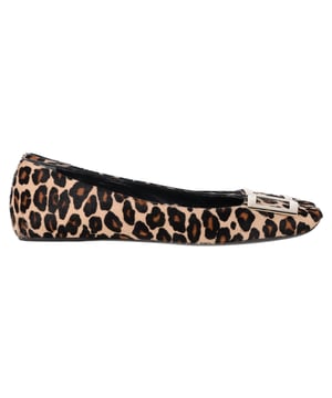 Empfohlener Verkaufspreis
Die Roger Vivier Ballerinas im Leopardenmuster aus braunem Kalbshaar sind eine luxuriöse und zugleich verspielte Interpretation eines zeitlosen Klassikers. Gefertigt aus weichem, hochwertigem Kalbshaar, verleihen diese Ballerinas mit ihrem markanten Leopardenmuster dem traditionellen Ballerina-Design eine markante Note. Die schlanke Silhouette und die elegante, abgerundete Spitze sorgen für einen femininen Look, während die gepolsterte Innensohle ganztägigen Tragekomfort garantiert. Diese Ballerinas sind perfekt, um sowohl lässigen als auch eleganten Outfits ein schickes Statement zu verleihen.

Styling-Tipp:
Kombinieren Sie die Roger Vivier Ballerinas im Leopardenmuster mit einem schlichten schwarzen Kleid oder einem taillierten Midirock für einen ausgewogenen und eleganten Look. Sie passen auch zu Jeans oder verkürzten Hosen für ein stylisches, lässiges Outfit mit einem Hauch von Extravaganz. Lassen Sie das auffällige Leopardenmuster im Mittelpunkt stehen, indem Sie den Rest Ihres Outfits minimalistisch und neutral halten. Diese Ballerinas sind eine vielseitige und zeitlose Ergänzung Ihrer Garderobe und verleihen jedem Ensemble mühelos einen verspielten und zugleich raffinierten Touch.

Roger Vivier Ballerinas mit Leopardenmuster aus braunem Kalbshaar

Zustand: Sehr gut
Gebrauchsspuren: Leichte Gebrauchsspuren. Unbenutzt oder einmal getragen, aber wie neu. Leichte Flecken an der Sohle.
Verpackung: Keine
Farbe: Print | Abstrakt
Material: Kalbshaar
Größe: IT | 38,5
Maße: Innensohlenlänge: 270
Artikelnummer: NAPPUGBSH457162W