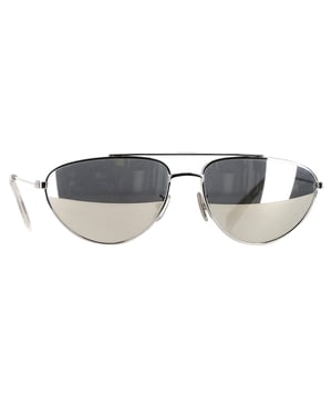 Empfohlener Verkaufspreis
Diese Celine Brow Bar Pilotenbrille aus silbernem Metall ist der Inbegriff zeitlosen Stils mit modernem Touch. Mit ihrem silbernen Metallrahmen, dem markanten Brauensteg und den getönten Gläsern strahlt sie einen markanten und zugleich edlen Look aus. Ob beim Stadtbummel oder beim Entspannen im Urlaub – diese Sonnenbrille rundet jeden Look perfekt ab.


Celine Brow Bar Pilotenbrille aus silbernem Metall
Zustand: Hervorragend
Gebrauchsspuren: Unbenutzt oder einmal getragen, aber wie neu. Keine Gebrauchsspuren.
Verpackung: Keine
Farbe: Silber
Material: Metall
Größe: Einheitsgröße | Einheitsgröße
Maße: Breite: 140; Höhe: 45
Artikelnummer: NAPPUGBAC425423W