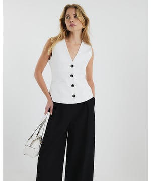 V-neck, Sleeveless, Decorative pockets, Button fastening