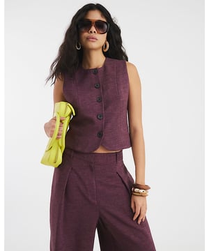 Round neckline, Sleeveless, Fitted, Button fastening