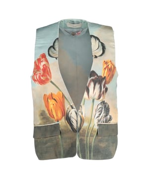 VINTAGE, RRP AS NEW
Embrace effortless sophistication with the Stella McCartney Flower Painting Print V-Neck Vest in Multicolor Silk. This stunning piece combines bold, artistic flair with luxurious silk fabric for a statement look that’s both chic and comfortable. The vibrant floral print, inspired by a painterly aesthetic, brings a burst of color and energy to your wardrobe, while the flowing, lightweight silk ensures a soft, breathable feel. The flattering V-neck design adds a touch of elegance, making it perfect for layering or wearing solo. Whether paired with tailored trousers for a polished look or styled with denim for a more relaxed vibe, this vest offers a striking blend of high fashion and contemporary artistry.

Stella Mccartney Flower Painting Print V-Neck Vest in Multicolor Silk

Condition: Excellent
Signs of wear: No retail tag but Brand tag on., No visible sigs of wear.
Packaging: None
Color: Multicolor
Material: Silk
Size: IT42/Uk12/FR38/M/US6-8
Measurements: Length: 650
SKU: TONPUGBCL410538W