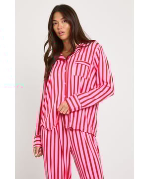 Take nights in up a notch with our silky soft sleepwearYou'll be saying no to nights out when you see our snuggle-worthy sleepwear and luxe loungewear. Cosy up in a co-ordinating pyjama set, drift off in a night dress or go for slumber party success in a statement onesie. Catch your beauty sleep in the best basics from boohoo.