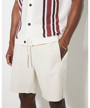 Regular fit, Pull on, Side slip pockets, Elasticated drawstring waistband