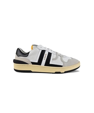 Zapatillas Clay blanca Lanvin.Inserción de piel negra, ante gris.Inserciones de malla blanca.Logotipo en letras doradas en el lateral.Lengüeta con parche del logotipo.Cierre con cordones.Suela de goma amarilla.Made in Italy.