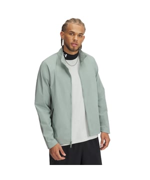 UA Storm-technologie stoot water af zonder in te boeten aan ademend vermogenUA Microthread-stof droogt sneller, kleeft niet aan je, schuurt niet en rekt uit zonder zweet te absorberenPerformance knit-stof biedt het comfort en de stretch van een knit met de look en structuur van een wovenMateriaal voert zweet af en droogt heel snelUPF 50 beschermt je huid tegen schadelijke zonnestralenGeveiligde handzakken met rits en gevormde manchetten en onderboordGebruikt een fluorvrije waterafstotende behandelingOdor control-technologie minimaliseert geurtjes