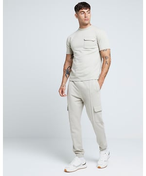 Elasticated Waist, Drawstring, Front Pleat Detail, Cargo Pockets, Side slip pockets, Textured Fabric, Cuffed Hem