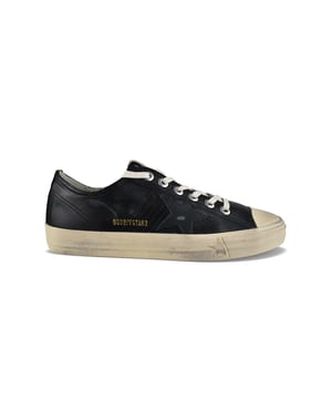 Zapatillas GGDB Vstar 2 en piel negra.Parche de estrella en piel nori en el exterior. Detalles del logotipo GGDB dorado en el lateral visible. Puntera redonda de goma.Cierre de cordones en color beige.Parche del logotipo en piel beige en la lengüeta.Suela de goma con efecto vintage.Made in Italy.
