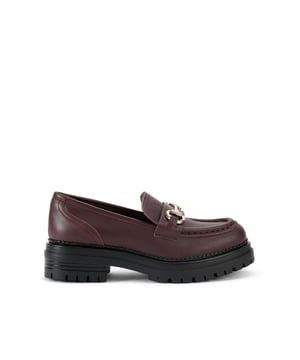 This KG Kurt Geiger Tasha Loafer is crafted from a wine leather. There is a gold tone horse bit chain across the vamp. The sole is extra chunky.