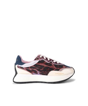 This Kurt Geiger Nylon Quilted Trainer features a leopard printed upper with crystal embellishment. The front laces up with blind eyelets on the metallic pink eyestay.