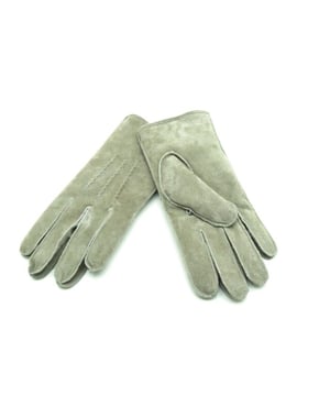

     Artikel GLO 3010-Gloves Woman in kleur 58-Taupe is een prachtige grijze handschoen, voor dames, van het merk Warmbat. De voering is bont. De voetwijdte is standaard.
    
    