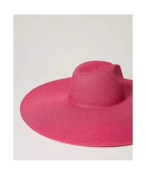 
Hoed met raffia-effect, aanpassing aan de binnenkant en hartvormig logolabel.

De finishing touch om uw vakantie- of andere stijl compleet te maken: kies voor deze hoed met raffia-effect, aanpassing aan de binnenkant en hartvormig logolabel. Als je het draagt, kun je je look in een handomdraai veranderen.


 * Productcode: 241LB4ALL
 * Fuchsia “Roze Dahlia”
 * 100% papierstro
 * Geen chloorbleken, niet drogen in de droger, niet strijken, geen stomerij