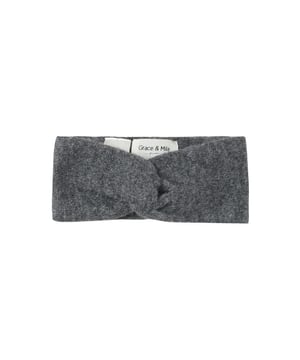 
Fijn gebreide hoofdband Nana van het merk Grace & Mila. Voeg een vleugje warmte en stijl toe aan je wintergarderobe met de NANA-hoofdband! Deze zachte, gebreide hoofdband in de kleur grijs en beige is een absolute must-have voor het koude seizoen. Het schattige knoopdetail in het midden geeft net dat beetje extra flair, terwijl hij je oren heerlijk warm houdt. Perfect voor die frisse herfstwandelingen.
Combineer hem met de bijpassende Noamie sjaal voor een complete trendy winterlook. 
Product details:

Gebreide hoofdband
Effen kleur: grijs of beige
Knoopdetail

