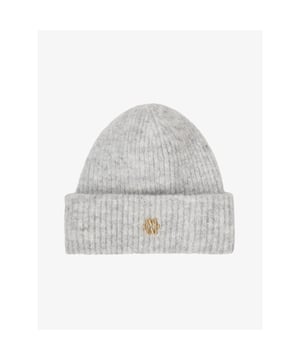 
De JOSH V Yolanthe muts in de kleur Light Grey Melange is een trendy muts, perfect voor de koudere dagen. De muts is gemaakt van een mooie wol kwaliteit en verrijkt met een JOSH V logo aan de voorzijde. Combineer de muts met de winterjassen van JOSH V voor the perfect look. 
